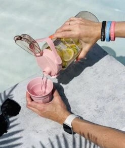 Merkloos Waterfles 2 Liter Zwart Transparant - Gratis Armband - Waterfles Met Rietje - Grote Waterfles - Sportbidon - Twee Liter Waterfles - Sportfles - Sportfles Fitness - Bottle 2 Liter- Drinkfles - Schenkfles - Zwart Transparant - Armbandje - Waterflessen -Drinken Goedkope Winkel 1019x1200