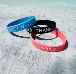 Merkloos Waterfles 2 Liter MET Sleeve Camo Zwart - Gratis Armband! - Waterfles Met Rietje -Drinkfles Met Rietje - Grote Waterfles - Bottle 2 Liter - Sportbidon - Sportfles Fitness - Waterkan - Gallon - Schenkfles - Waterflessen - Drinkbus -Drinken Goedkope Winkel 1200x1165