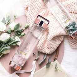 Duurzame Waterfles Met Kristal - Roségoud - Roestvrij Staal - Rozenkwarts Edelstenen - Verrijkt En Verzacht Water - Inclusief Thee/fruit Infuser - Edelstenen - 550 Ml - Waterfles - Drinkfles