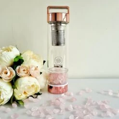Duurzame Waterfles Met Kristal - Roségoud - Roestvrij Staal - Rozenkwarts Edelstenen - Verrijkt En Verzacht Water - Inclusief Thee/fruit Infuser - Edelstenen - 550 Ml - Waterfles - Drinkfles -Drinken Goedkope Winkel 1200x1200 481