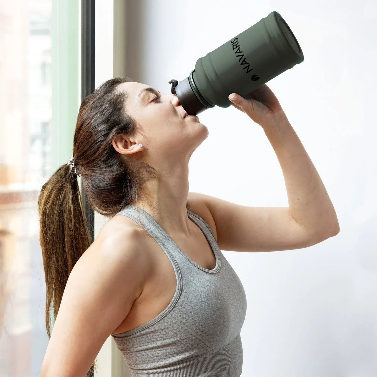 Navaris Fitness Drinkfles 1,3 Liter - Lichte Waterfles Van Roestvrij Staal Grijs - Grote Grijze Waterfles RVS Voor Sport, Fitness, Yoga En Kamperen 7 Navaris Fitness Drinkfles 1,3 Liter - Lichte Waterfles Van Roestvrij Staal Grijs - Grote Grijze Waterfles RVS Voor Sport, Fitness, Yoga En Kamperen - Afbeelding 7