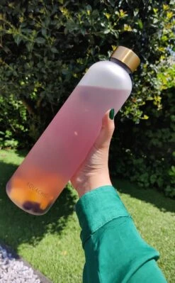 Aquachic - 1L Waterfles Met 2 Doppen En Tijdsmarkeringen - Lekvrij & Licht - Duurzaam - Nederlands Merk - Drink Fles / Bidon- Wit 1 Liter -Drinken Goedkope Winkel 742x1200 1