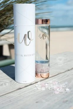 Queen Of Water- Luxe Glazen Waterfles -Rozenkwarts - Waterfles Edelstenen -Kristallen - Rosé Goud - Zacht Water