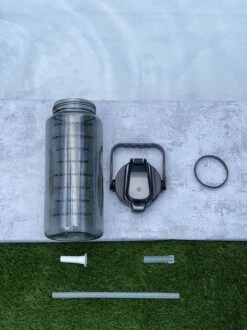 Merkloos Waterfles 2 Liter Zwart Transparant - Gratis Armband - Waterfles Met Rietje - Grote Waterfles - Sportbidon - Twee Liter Waterfles - Sportfles - Sportfles Fitness - Bottle 2 Liter- Drinkfles - Schenkfles - Zwart Transparant - Armbandje - Waterflessen -Drinken Goedkope Winkel 899x1200 5