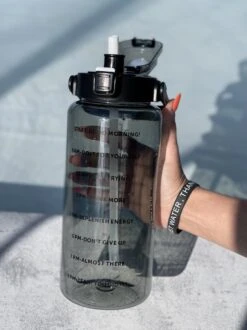 Merkloos Waterfles 2 Liter Zwart Transparant - Gratis Armband - Waterfles Met Rietje - Grote Waterfles - Sportbidon - Twee Liter Waterfles - Sportfles - Sportfles Fitness - Bottle 2 Liter- Drinkfles - Schenkfles - Zwart Transparant - Armbandje - Waterflessen -Drinken Goedkope Winkel 899x1200 6