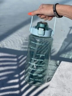 Merkloos 2 Liter Waterfles Groen Transparant - Gratis Armband - Grote Waterfles - Motivatie Fles - Bidon - Twee Liter Waterfles - Sportfles - Waterkan - Gallon - 2 Liter Bottle - Drinkfles - Schenkfles - Groen Transparant - Zwart Armbandje -Drinken Goedkope Winkel 899x1200 9