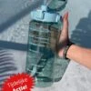Merkloos 2 Liter Waterfles Groen Transparant - Gratis Armband - Grote Waterfles - Motivatie Fles - Bidon - Twee Liter Waterfles - Sportfles - Waterkan - Gallon - 2 Liter Bottle - Drinkfles - Schenkfles - Groen Transparant - Zwart Armbandje